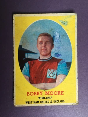Bobby Moore West Ham & England a & bc bazooka gum football card 1962 20 - Image 1 of 2