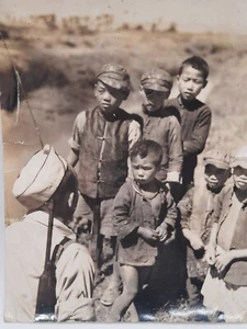 Fotografia Vintage WW2 1944 Soldato USA che parla con i bambini Shanghai Cina - Foto 1 di 6