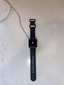 Apple Watch Series 3 38mm Grau Aluminiumgehäuse mit Schwarzem Band und Ladegerät - Bild 1 von 7