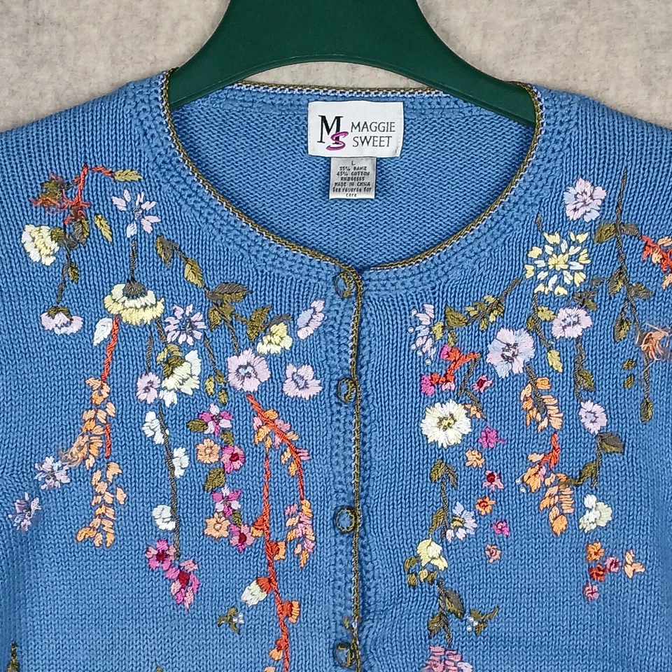 De Colección Maggie Dulce Azul Floral Bordado Cárdigan Suéter GRANDE Cottage Core Foto 1 de 4