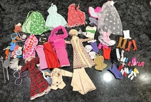 Vintage Konvolut Barbie Puppe & Freunde Kleidung Schuhe Zubehör einige brauchen TLC - Bild 1 von 15