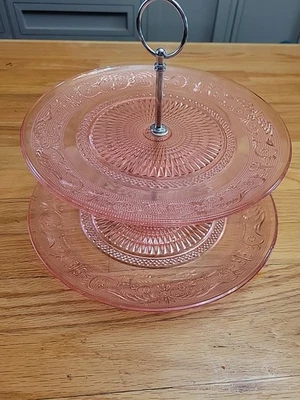 Soporte para cupcakes de vidrio rosa de 2 niveles Foto 1 de 4