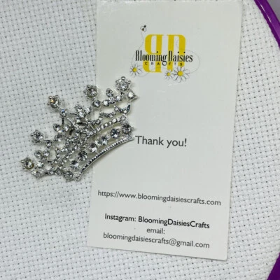 BLOOMING DAISIES CRAFTS Magnetic Needle Minder Cross Stitch Enamel Rhinestone Crown / Fridge Magnet