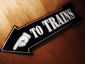 TO TRAINS Pfeilschild Fingerzeig links Modelleisenbahn Gleis schwarz Deko Schild - Bild 1 von 4