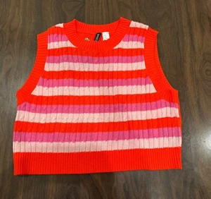 Divided cropped sweater vest in vibrant colors. - Picture 1 of 4