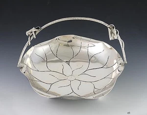 Cesta estética con mango oscilante de plata de ley c1870s - Imagen 1 de 4