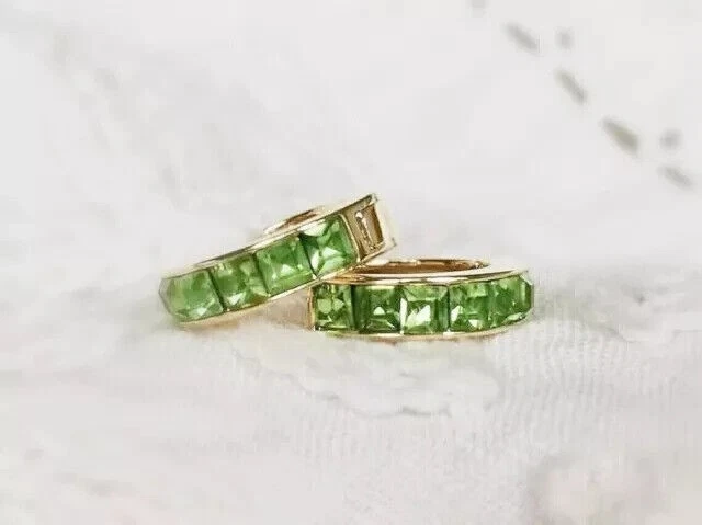 Brincos de argola peridoto verde simulado corte princesa 2 quilates folheados a ouro amarelo 14K - Imagem 1 de 4