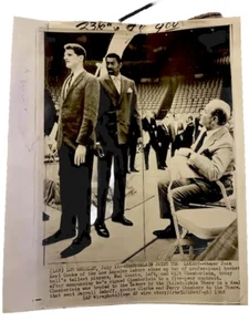 1968 WILT CHAMBERLAIN NBA BASKETBALL PHOTO JOINS LAKERS JACK KENT COOKE NCAA ABA - Picture 1 of 6