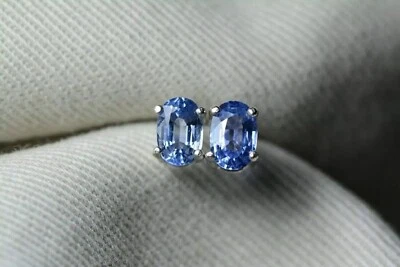 Aretes de tanzanita azul simulado corte ovalado de 2 quilates enchapados en oro blanco de 14 quilates para mujer Foto 1 de 4
