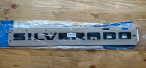 Placa de identificación de guardabarros negra Chevrolet Silverado 2020-2024 84945797 OEM nueva - Imagen 1 de 2