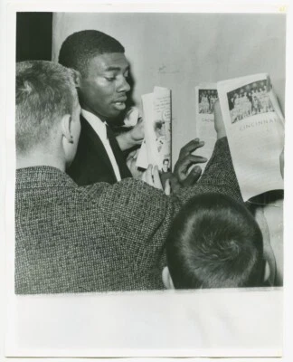 1959 OSCAR ROBERTSON Vintage Basketball Photo TYPE 1 Pre-Rookie SIGNS AUTOGRAPHS - Image 1 of 2