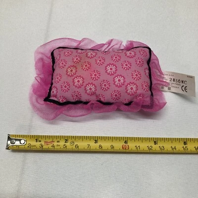 Muñeca Barbie ALMOHADA 2009 Rosa Casa de Sueños Dormitorio VOLANTES Floral Casa adosada Tela Foto 1 de 3