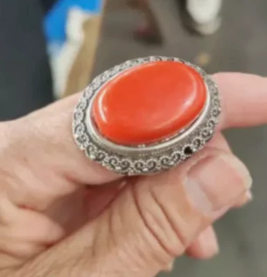 Antigua tienda colecciona anillos rojos coral con incrustaciones de plata antigua Foto 1 de 4