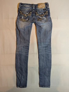 Pantalones de mezclilla para mujer Miss Me 25 Signature ajustados tiro bajo pedrería desgastados - Imagen 1 de 11