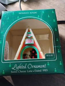 1985 Hallmark Magic Ornament Swiss Cheese Lane beleuchtetes Ornament - Bild 1 von 1