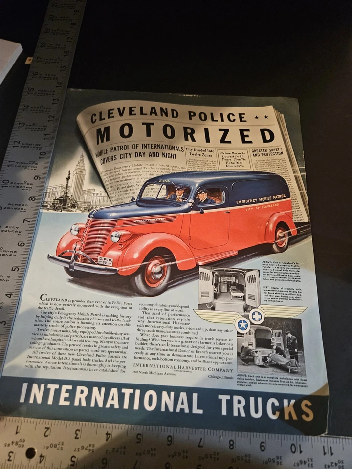 Camiones cosechadoras internacionales de emergencia ambulancia de la policía de Cleveland 1939  Foto 1 de 1