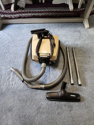 Aspiradora de bote de metal Eureka 3326 A con varita de manguera beige tostado negro probado Foto 1 de 4