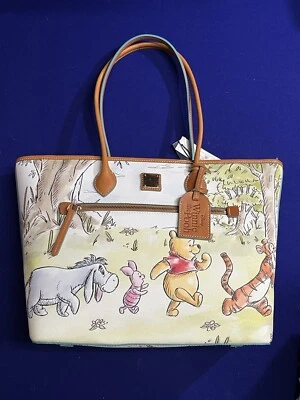 Bolso de Mano 2022 Disney Parks Dooney & Bourke Winnie The Pooh Titular de Pase Anual NUEVO Foto 1 de 4