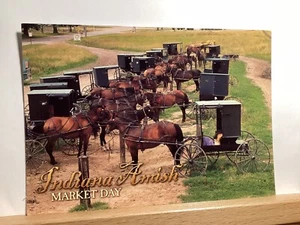 Plataformas Amish estacionadas en el tren de enganche el día de mercado: Indiana - postal vintage - Imagen 1 de 3