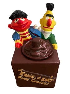 Biscottiera auto vintage anni 70 Sesame Street dipinta a mano Ernie e Bert biscotti fini - Foto 1 di 10