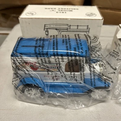 RARO De colección Ertl Ford 1913 Modelo T Entrega DieCast Banco Big Apple Market #2975 Foto 1 de 4