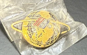 Prendedor de solapa de recuerdo de United Airlines World Globe vintage - Imagen 1 de 2
