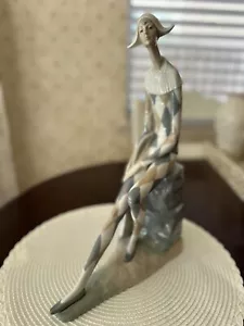 "Estatuilla Salvador laúd arlequín triste de porcelana 14x10"" NAO por Lladro usada en excelente estado" - Imagen 1 de 22