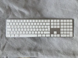 Apple Magic Keyboard Bluetooth Tastatur - Silber/Weiß - QWERTZ - Bild 1 von 3