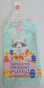 Asciugamano cucina cotone stampa gattino pasqua all'uncinetto ECCO COME ARRIVA EASTER KITTY - Foto 1 di 2