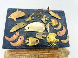 16 reperti vintage metallo misto fatti a mano ritaglio pesce decorazione artigianato abbellimento B - Foto 1 di 16