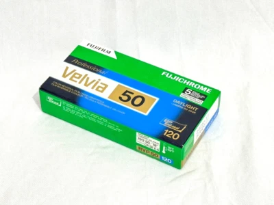Película de reversión Fujifilm Fujichrome Velvia 50 ISO color 120 película paquete de 5 Velvia Foto 1 de 4