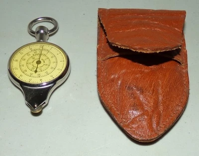 Brújula de bolsillo y medida mapa alemán de doble cara vintage amarilla y bolsa de cuero Foto 1 de 4
