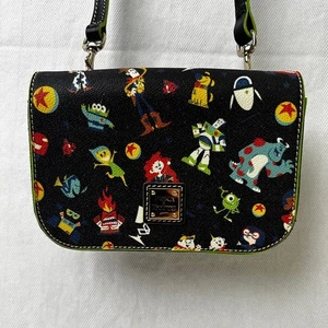 Bolso Bandolera Dooney & Bourke 2020 Disney Pixar Negro con Personajes Coloridos - Imagen 1 de 9