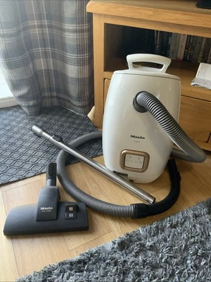 Miele Vacuum Cleaner Guard L1- White - Image 1 of 4