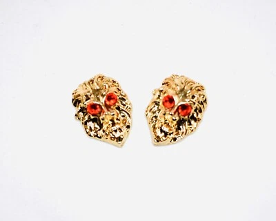 БУЛАВКА С РУБИНОВЫМ ЛЬВОМ Damier Langevinè® — ЗОЛОТАЯ БРОШЬ С ДИЗАЙНЕРСКИМ ЛОГОТИПОМ - Изображение 1 из 4