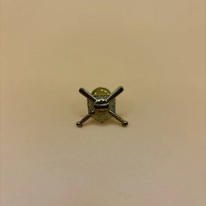 Doppelter Baseballschläger und Ball Hut Pin goldfarben - Bild 1 von 3
