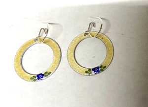 Emaille Creolen Ohrhänger, handbemalte Emaille - blaue Blume auf hellbraun - Bild 1 von 2