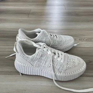 NWT Universal Thread White Textured Lace Up Woven Sneakers Size 10 - Picture 1 of 5