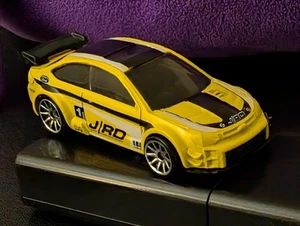 EXCEPTIONAL 2007 FORD FOCUS SONIC YELLOW RALLY CAR W SPOILER 1:64 SCALE HW NOC - Picture 1 of 21