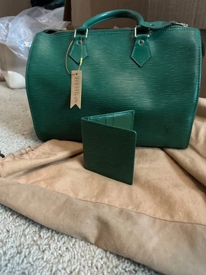 louis vuitton handbags authentic green with wallet Medium bag in great condition - Image 1 of 4