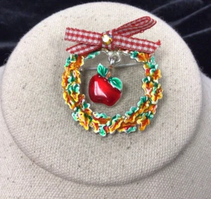 Vintage AJMC Kostüm emailliert Kranz Schleife Strass Apfel Charm Pin FF708 - Bild 1 von 2