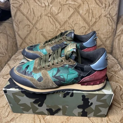 Zapatilla deportiva Valentino Made In Italy de cuero Rockstud camuflada talla 38 $895 Foto 1 de 4
