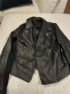 Chaqueta Express de cuero sintético con lema/negra/para mujer/talla pequeña Foto 1 de 4