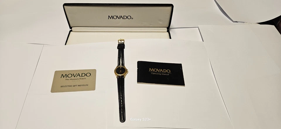 Movado Museum 28mm Caja de Acero Inoxidable Dorado con Correa de Cuero Negro para Mujer... Foto 1 de 1