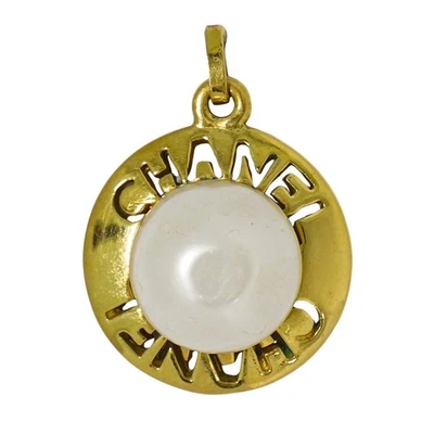 Colgante superior chapado en oro con perla sintética con logotipo de CHANEL Foto 1 de 4