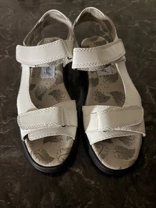 🩴Greenleaf Damen Sandalen weiß 2 Riemen Leder Damen Größe 7 M Golf NEU!🩴 - Bild 1 von 4