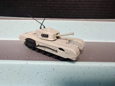 VINTAGE BRITISH BATTLE TANK CHURCHILL DIECAST 1:72 SCALE - Image 1 of 4