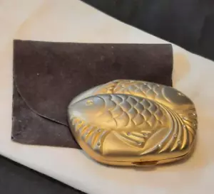VINTAGE ESTEE LAUDER PISCES ZODIAC POWDER COMPACT GOLD - PLATED WITH 19 CRYSTALS - Picture 1 of 5