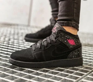NIKE AIR JORDAN 1 MITTEL (GS) JUGENDGRÖSSE 5,5 EUR 38,5 (555112 001) SCHWARZ/RUSH PINK - Bild 1 von 11