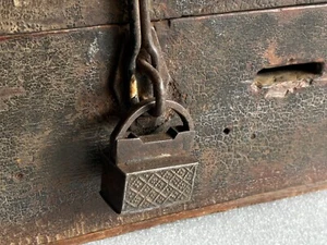 VINTAGE RICH PATINA WOODEN MULTIPURPOSE CASH JEWELRY STORAGE BOX WITH PADLOCK - Picture 1 of 18